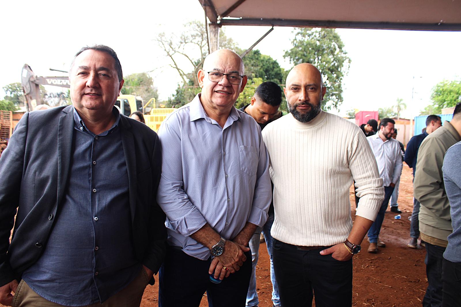 Prefeita Adriane Lopes autoriza início do asfaltamento no Jardim Los Angeles nesta quinta-feira. Prefeita Adriane Lopes autoriza início do asfaltamento no Jardim Los Angeles nesta quinta-feira.