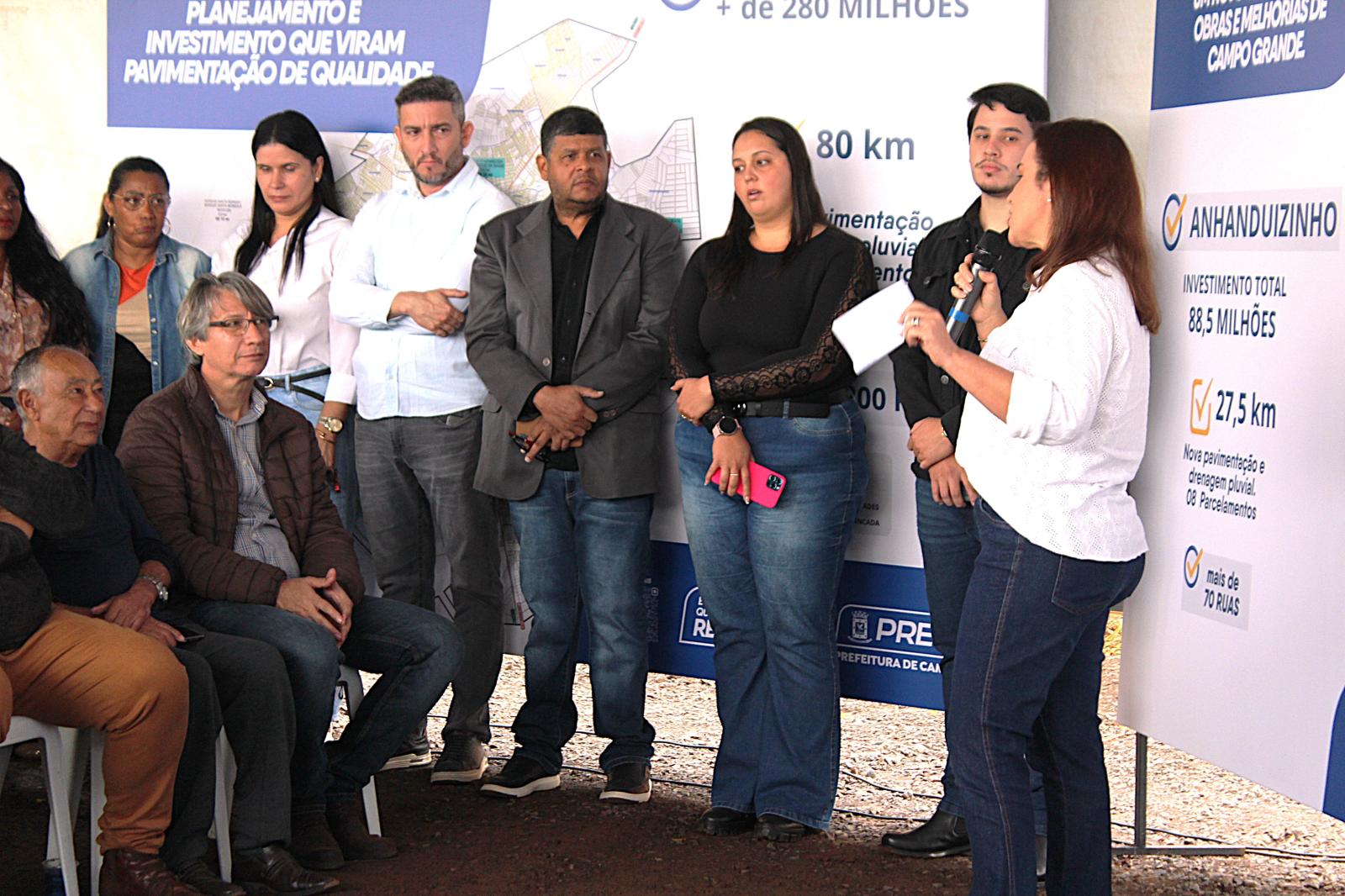 Prefeita Adriane Lopes autoriza início do asfaltamento no Jardim Los Angeles nesta quinta-feira. Prefeita Adriane Lopes autoriza início do asfaltamento no Jardim Los Angeles nesta quinta-feira.
