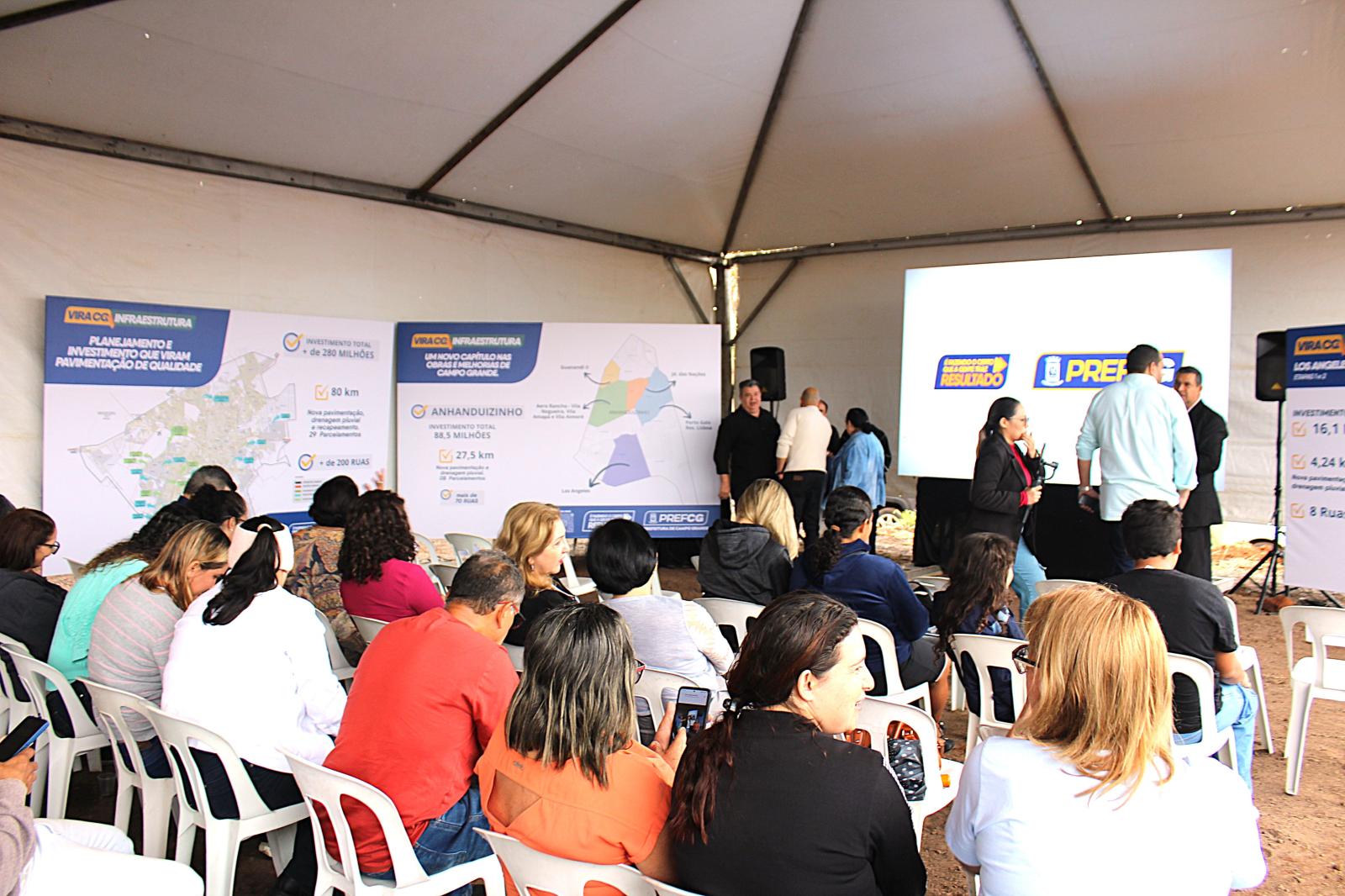 Prefeita Adriane Lopes autoriza início do asfaltamento no Jardim Los Angeles nesta quinta-feira. Prefeita Adriane Lopes autoriza início do asfaltamento no Jardim Los Angeles nesta quinta-feira.