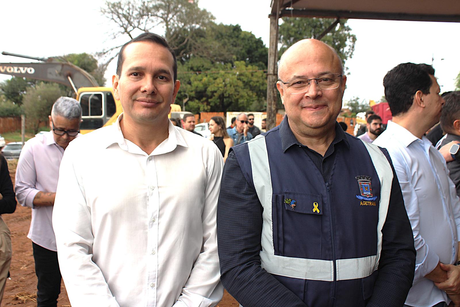 Prefeita Adriane Lopes autoriza início do asfaltamento no Jardim Los Angeles nesta quinta-feira. Prefeita Adriane Lopes autoriza início do asfaltamento no Jardim Los Angeles nesta quinta-feira.