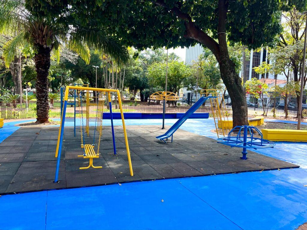 Playground e academia são revitalizados na Praça Ary Coelho.