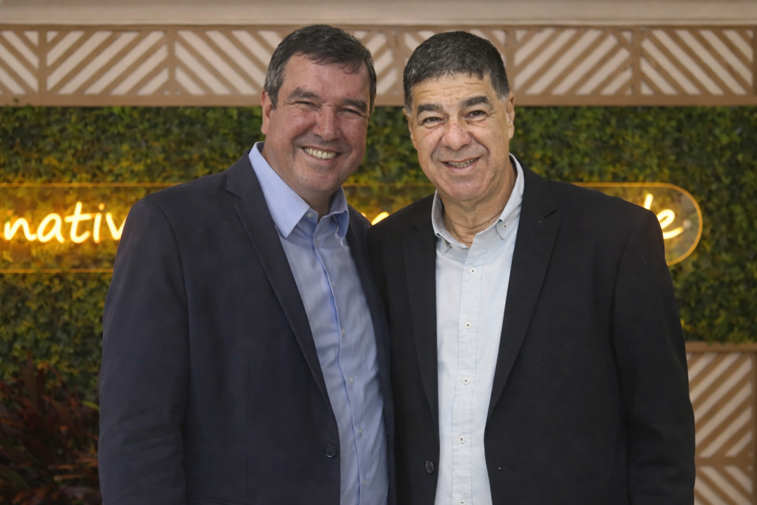 Elenilton Dutra é homenageado por sua atuação no distrito de Anhandui em noite marcada pela presença de grandes autoridades.