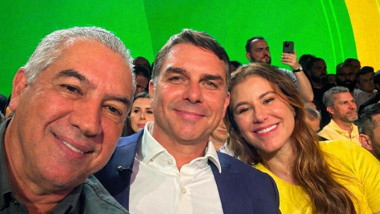 Reinaldo Azambuja participa da Convenção Nacional do PL em São Paulo ao lado de Flavio Bolsonaro.
