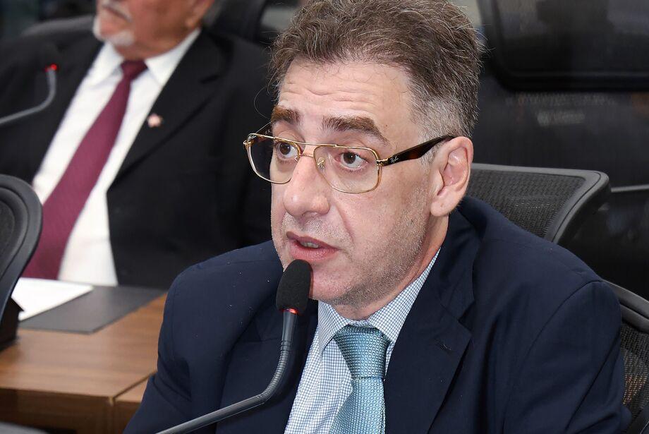 Crise interna: afastado do mandato, Neno Razuk abandona comissionados e repensa 2026.