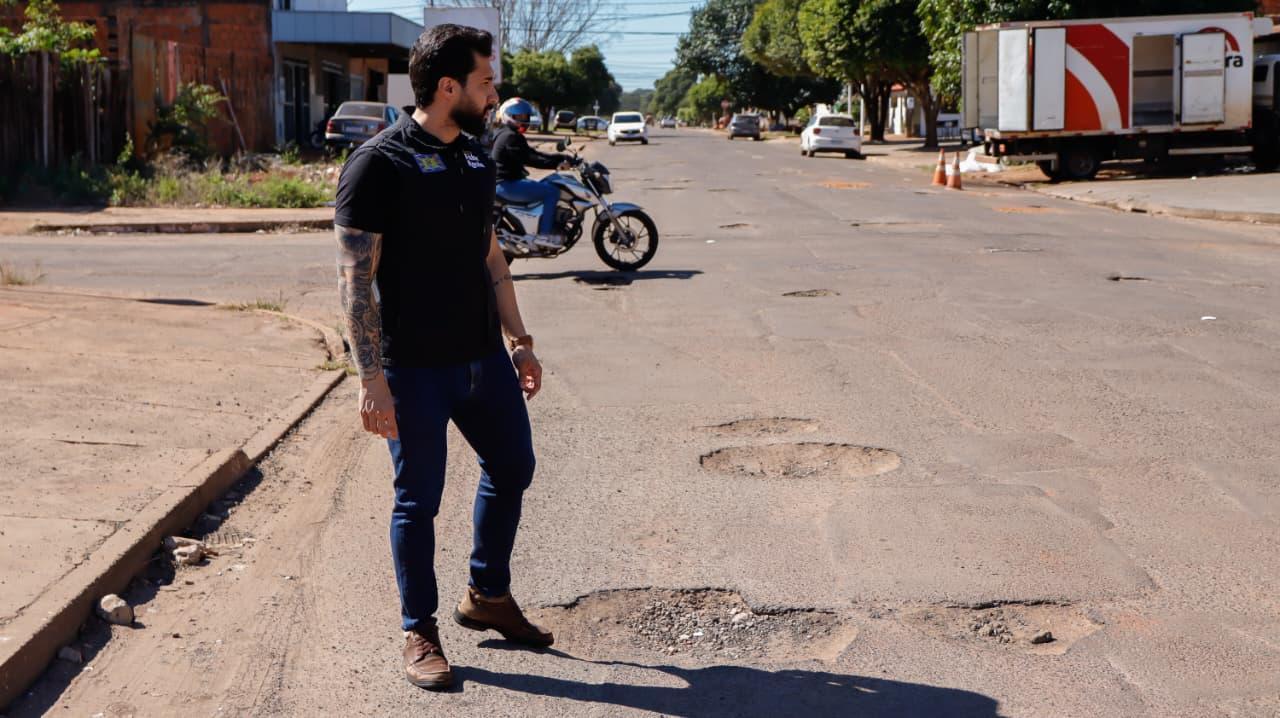 Fábio Rocha cobra solução para buracos na Avenida Graciliano Ramos.
