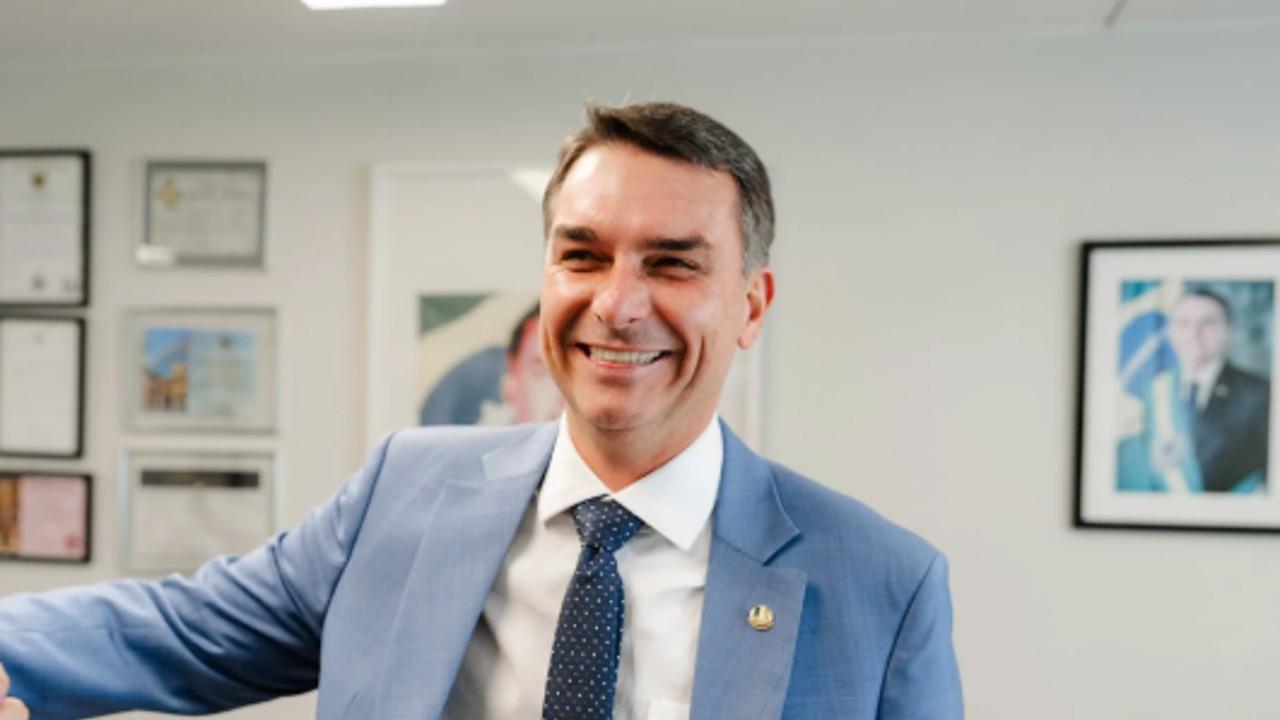 Flávio Bolsonaro terá candidatura oficializada pelo PL em convenção marcada para 25 de julho, em São Paulo.