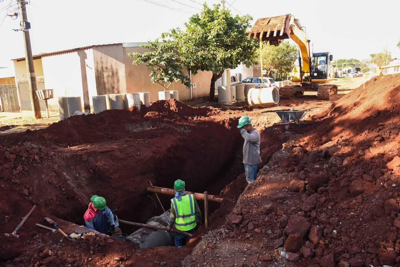 Obras de drenagem preparam Jd. das Nações para asfalto.