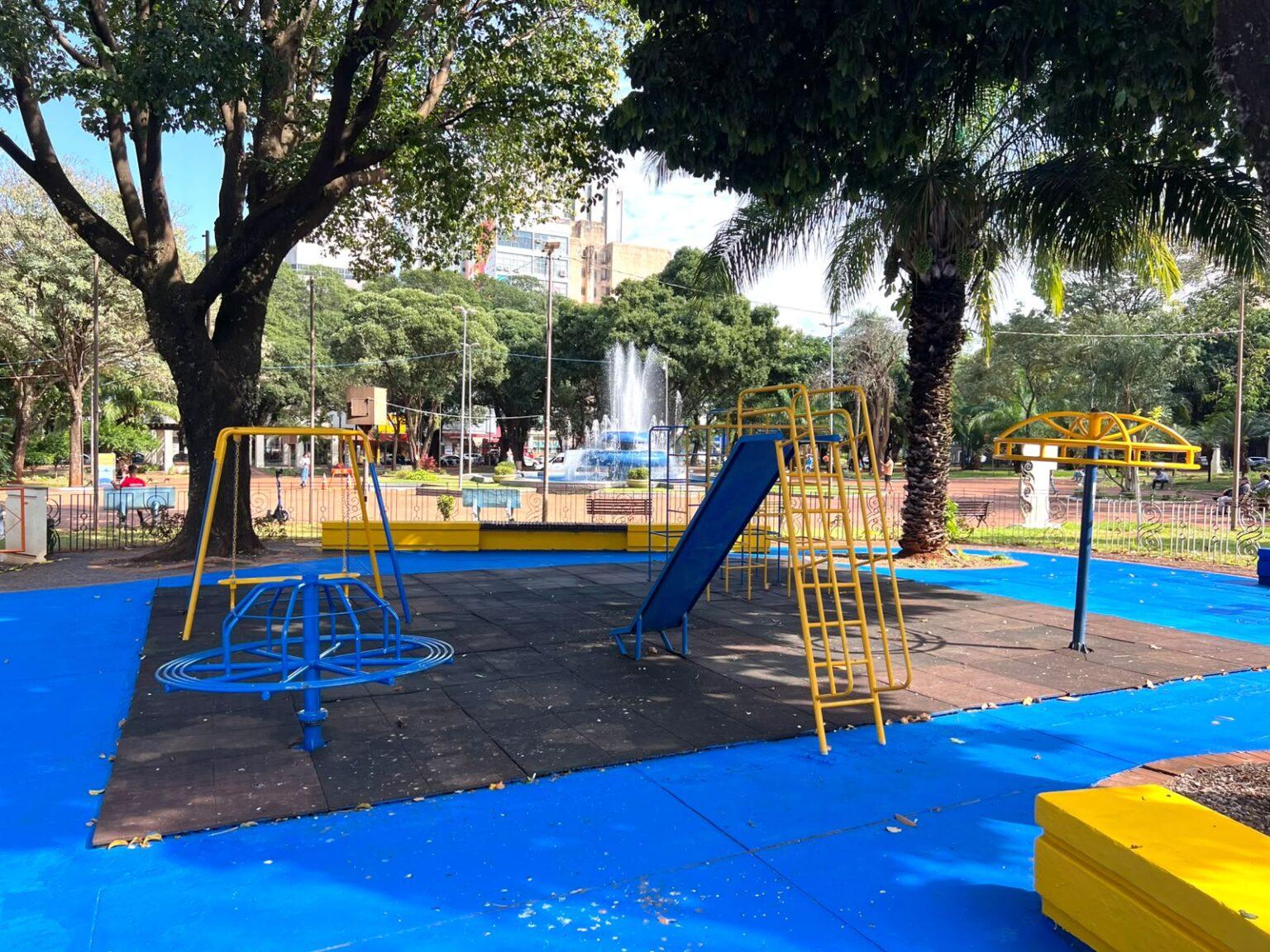 Playground e academia são revitalizados na Praça Ary Coelho.