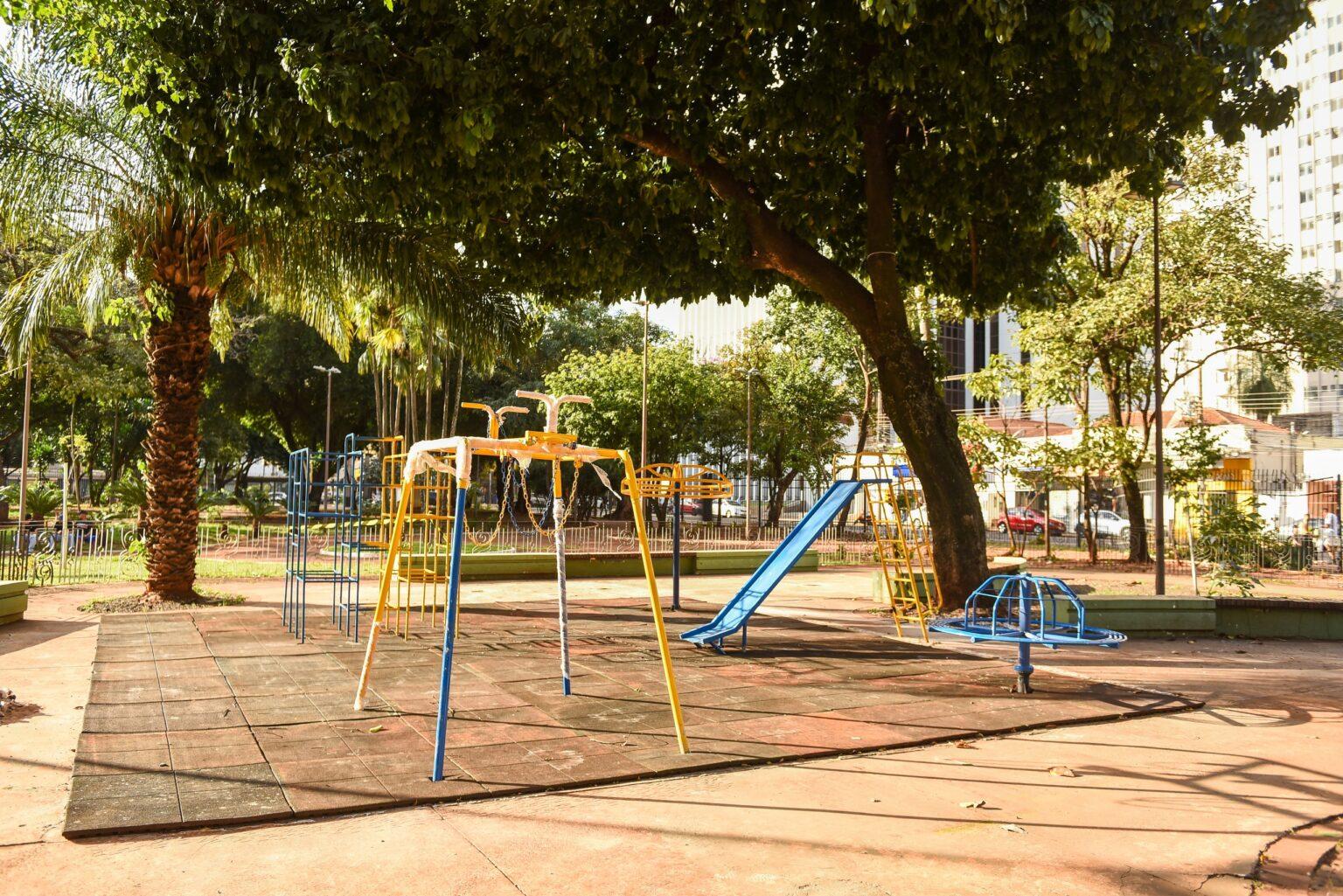 Praça Ary Coelho recebe novo parquinho infantil.