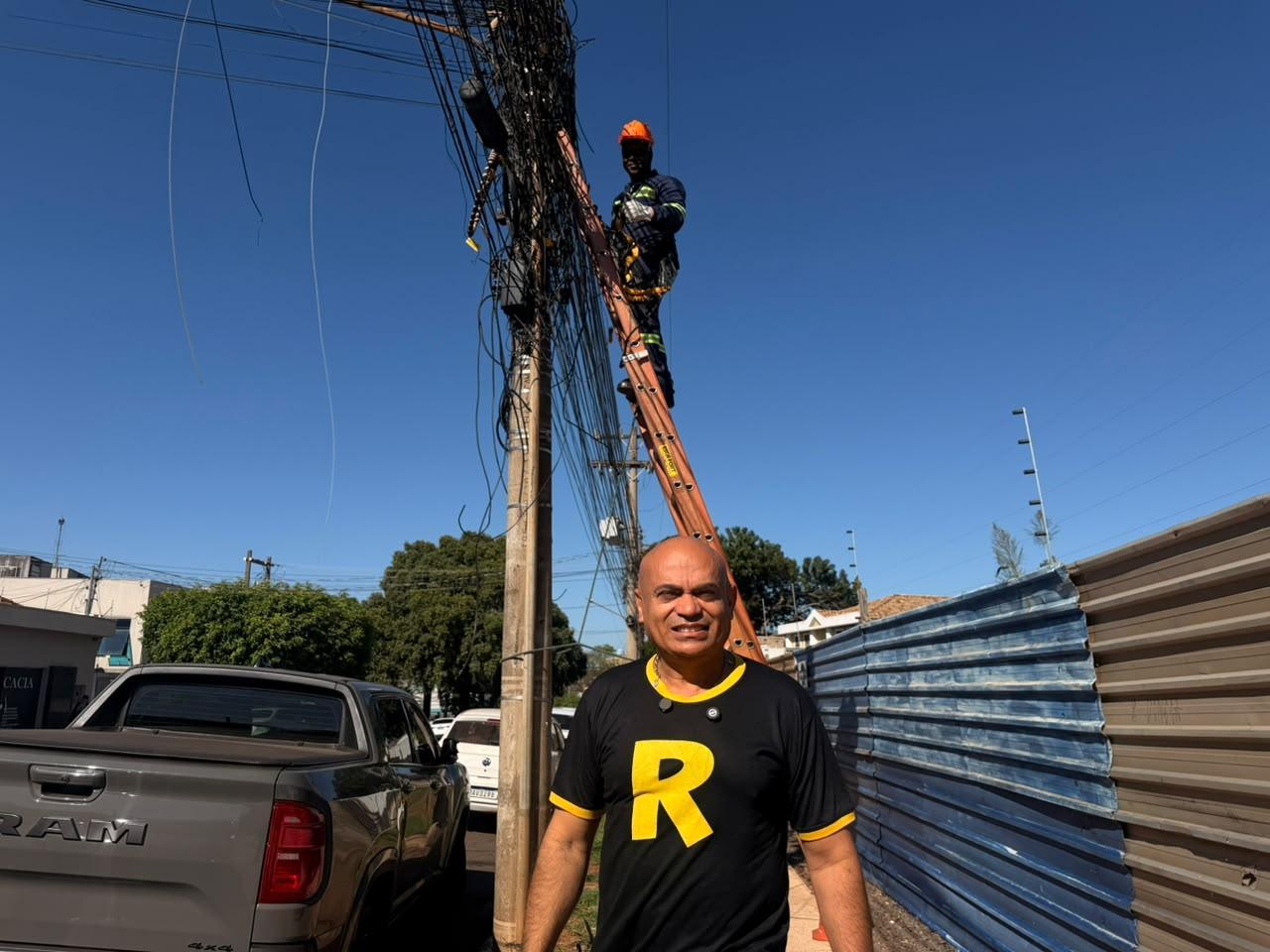 Ronilço Guerreiro adota primeiro poste e convida população a abraçar projeto para eliminar fios soltos em Campo Grande.