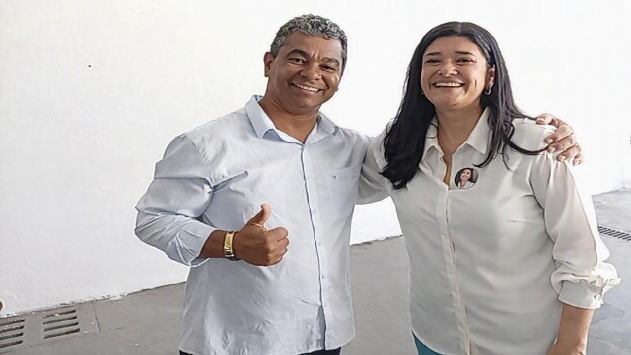Rose Modesto reforça campanha em adesivaço ao lado do irmão e aliados.