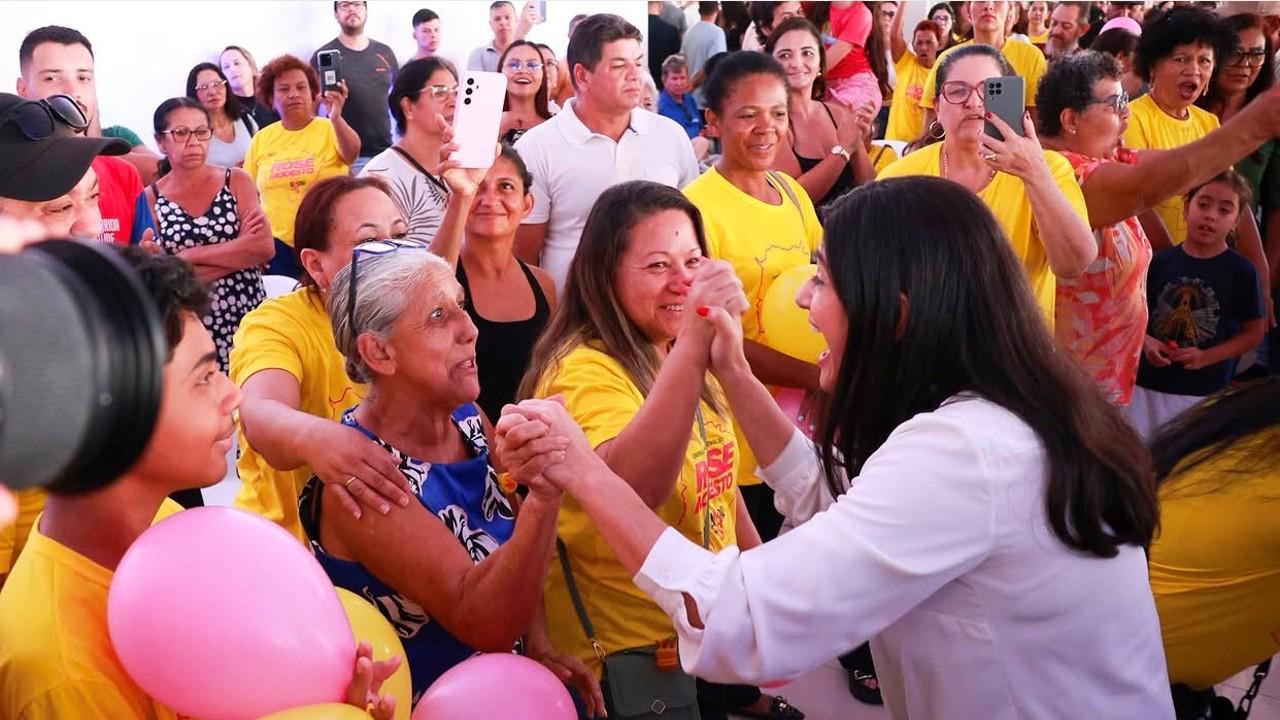 Rose Modesto reforça campanha em adesivaço ao lado do irmão e aliados. Rose Modesto reforça campanha em adesivaço ao lado do irmão e aliados.