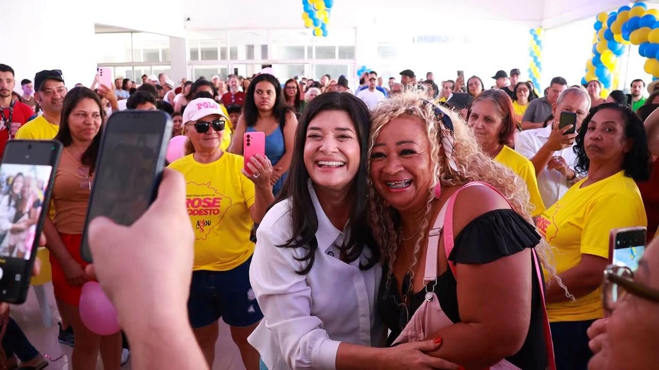 Rose Modesto reforça campanha em adesivaço ao lado do irmão e aliados. Rose Modesto reforça campanha em adesivaço ao lado do irmão e aliados.