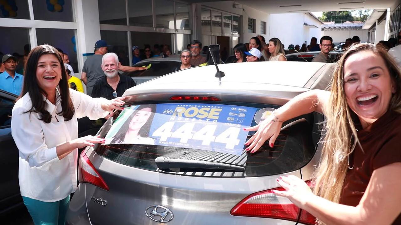 Rose Modesto reforça campanha em adesivaço ao lado do irmão e aliados. Rose Modesto reforça campanha em adesivaço ao lado do irmão e aliados.