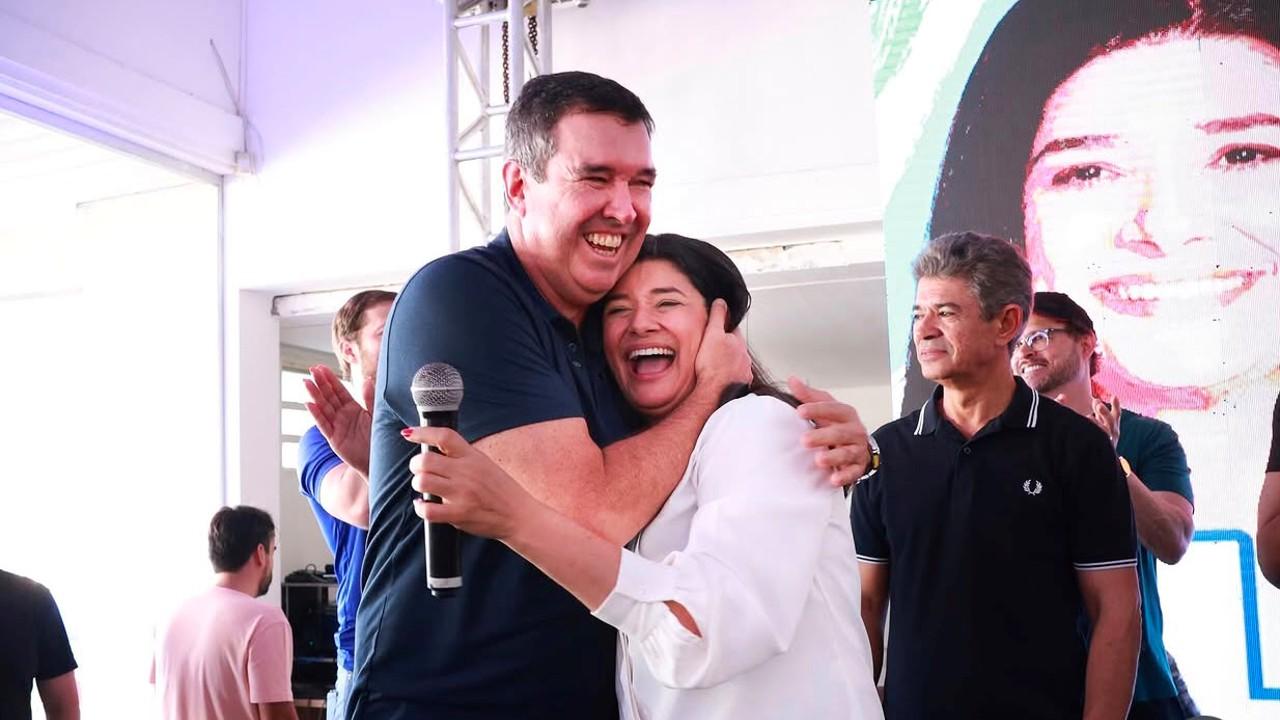 Rose Modesto reforça campanha em adesivaço ao lado do irmão e aliados. Rose Modesto reforça campanha em adesivaço ao lado do irmão e aliados.