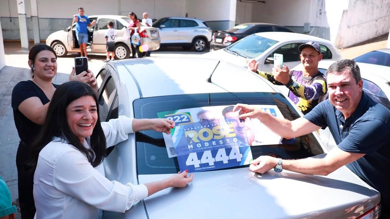Rose Modesto reforça campanha em adesivaço ao lado do irmão e aliados. Rose Modesto reforça campanha em adesivaço ao lado do irmão e aliados.