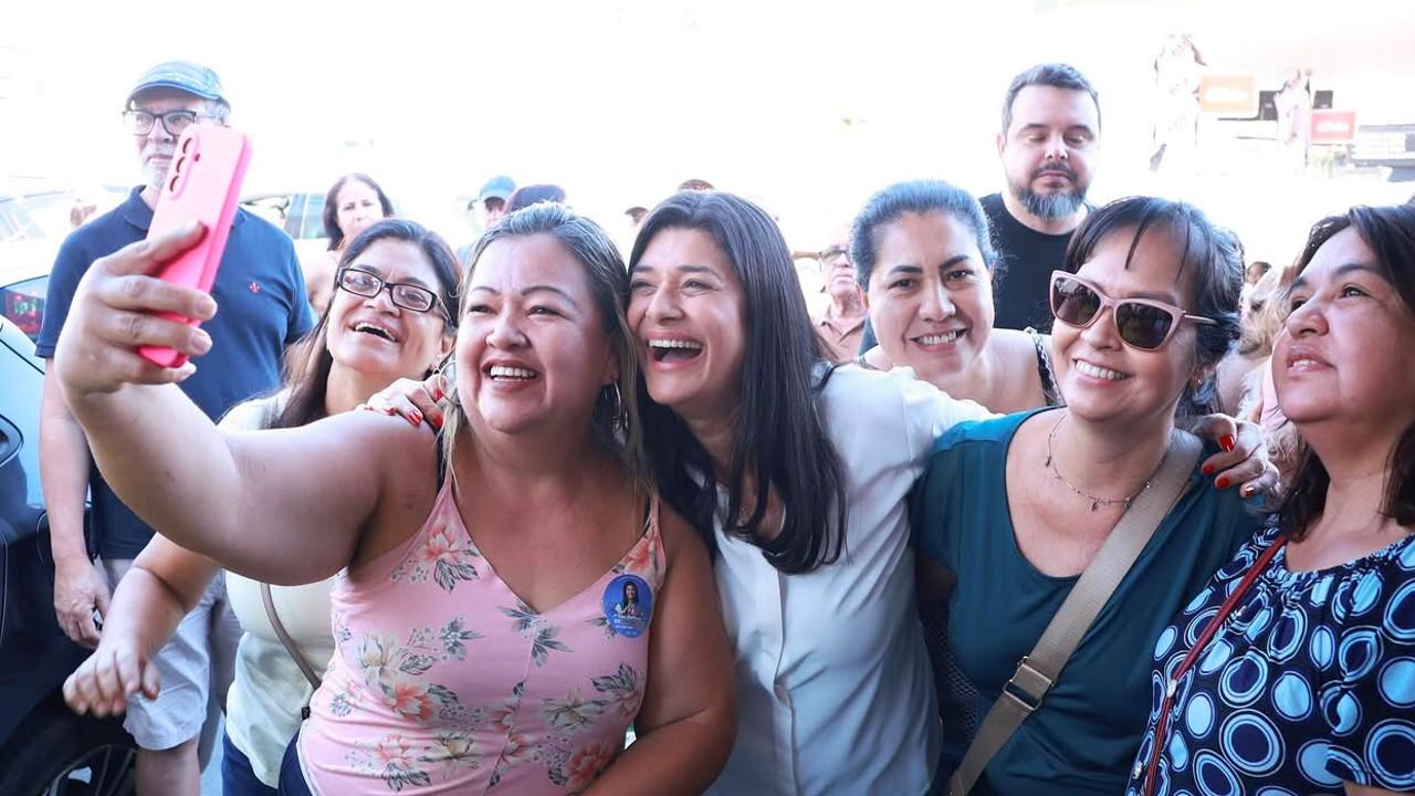 Rose Modesto reforça campanha em adesivaço ao lado do irmão e aliados. Rose Modesto reforça campanha em adesivaço ao lado do irmão e aliados.