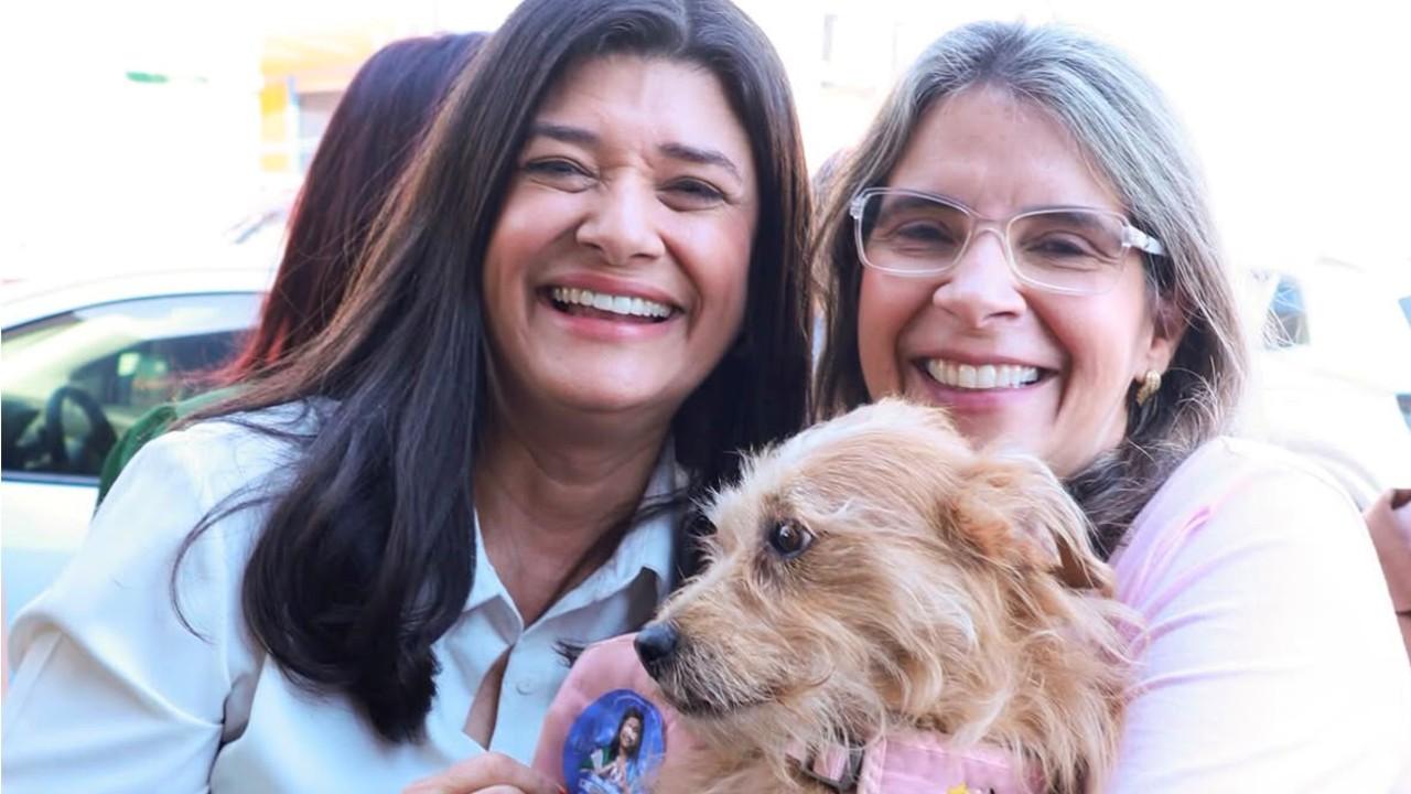 Rose Modesto reforça campanha em adesivaço ao lado do irmão e aliados. Rose Modesto reforça campanha em adesivaço ao lado do irmão e aliados.