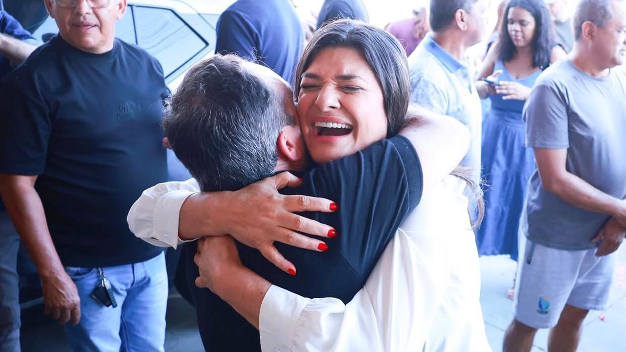 Rose Modesto reforça campanha em adesivaço ao lado do irmão e aliados. Rose Modesto reforça campanha em adesivaço ao lado do irmão e aliados.