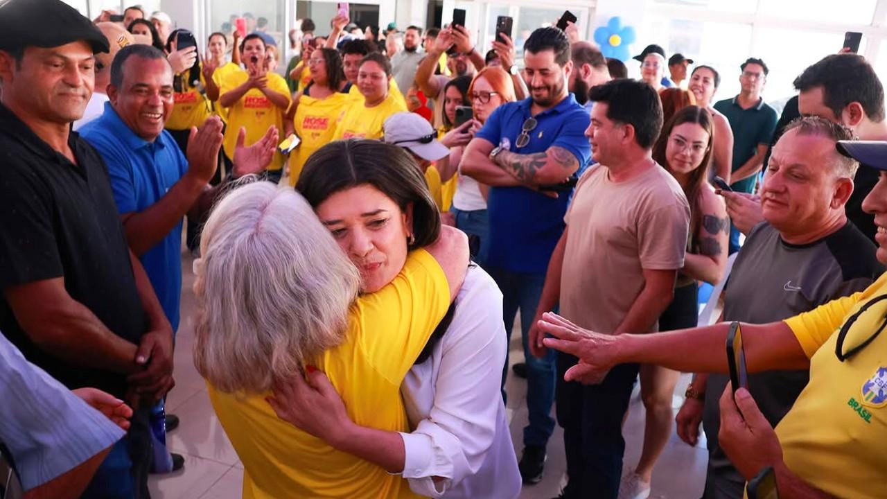 Rose Modesto reforça campanha em adesivaço ao lado do irmão e aliados. Rose Modesto reforça campanha em adesivaço ao lado do irmão e aliados.
