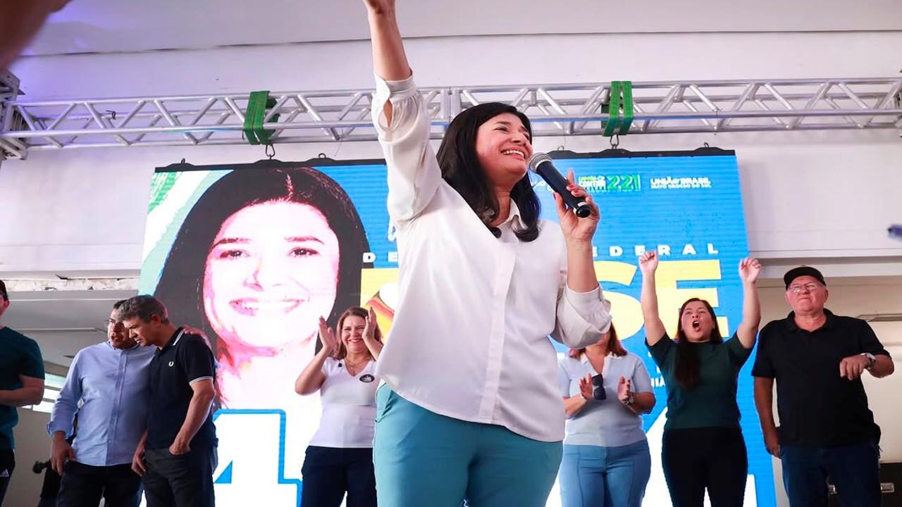 Rose Modesto reforça campanha em adesivaço ao lado do irmão e aliados. Rose Modesto reforça campanha em adesivaço ao lado do irmão e aliados.