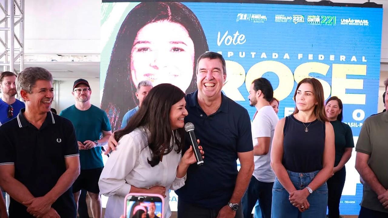 Rose Modesto reforça campanha em adesivaço ao lado do irmão e aliados. Rose Modesto reforça campanha em adesivaço ao lado do irmão e aliados.