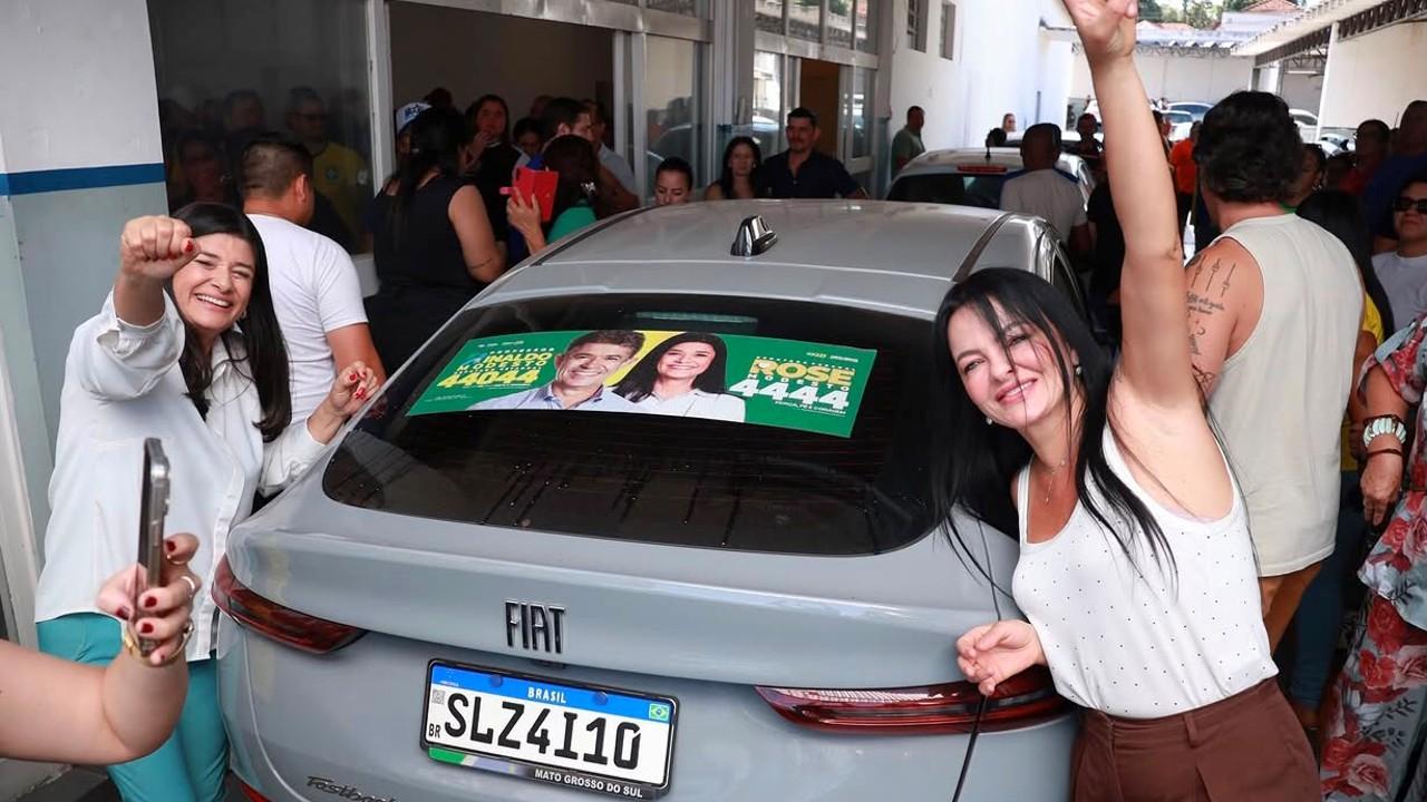 Rose Modesto reforça campanha em adesivaço ao lado do irmão e aliados. Rose Modesto reforça campanha em adesivaço ao lado do irmão e aliados.