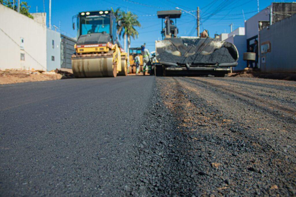ViraCG Infraestrutura: Moradores comemoram chegada de asfalto no Jd. Oliveira.