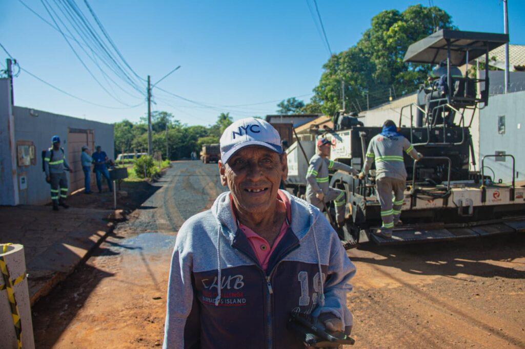 ViraCG Infraestrutura: Moradores comemoram chegada de asfalto no Jd. Oliveira.