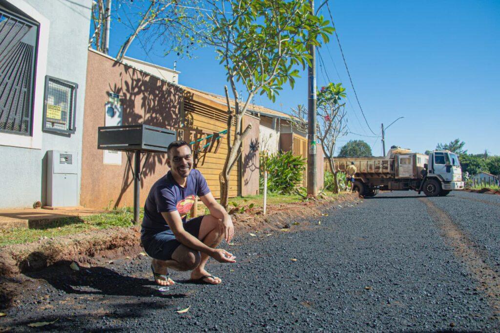 ViraCG Infraestrutura: Moradores comemoram chegada de asfalto no Jd. Oliveira.