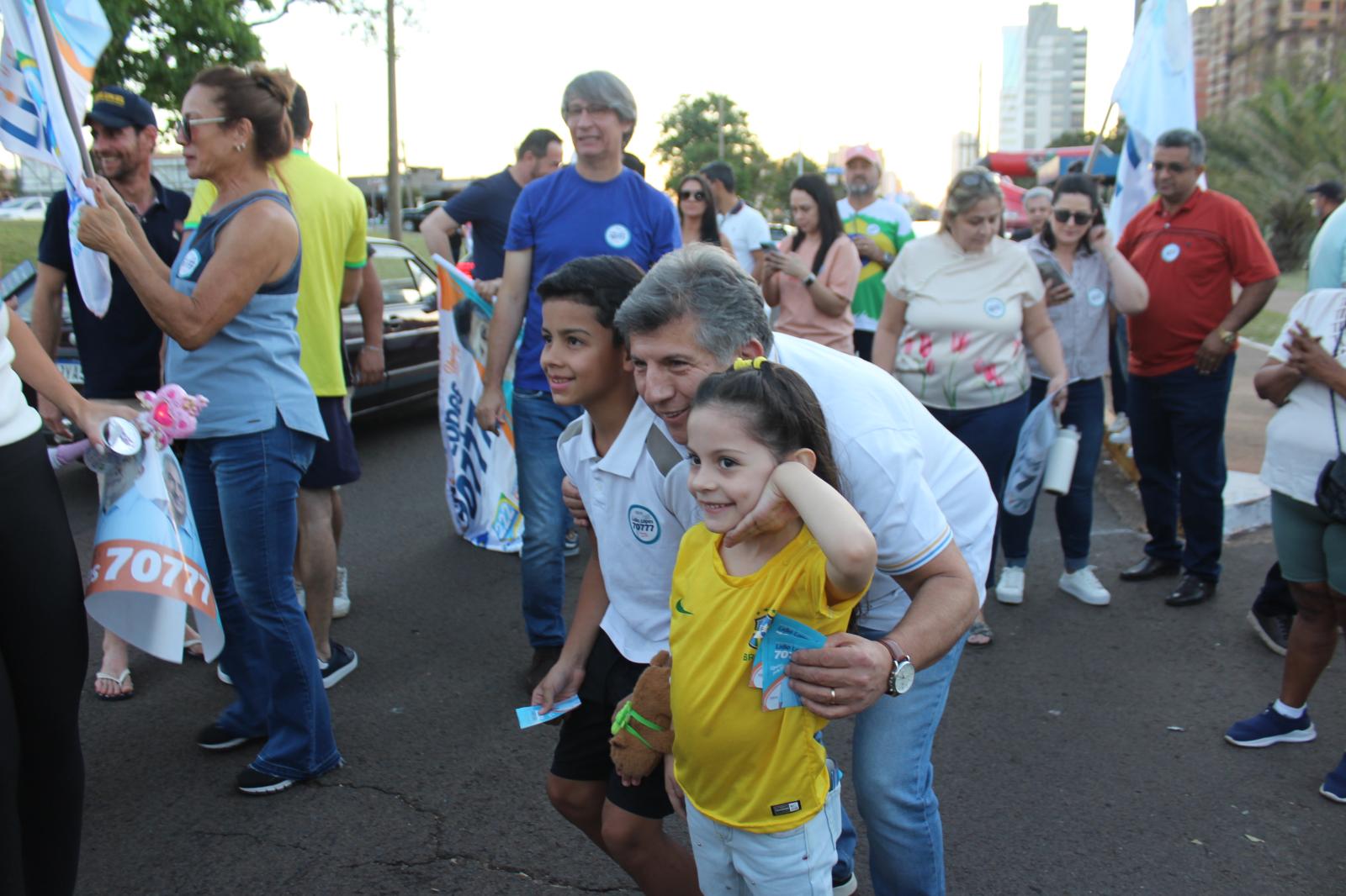 Lídio Lopes reúne apoiadores em adesivaço nos altos da Afonso Pena neste domingo”.