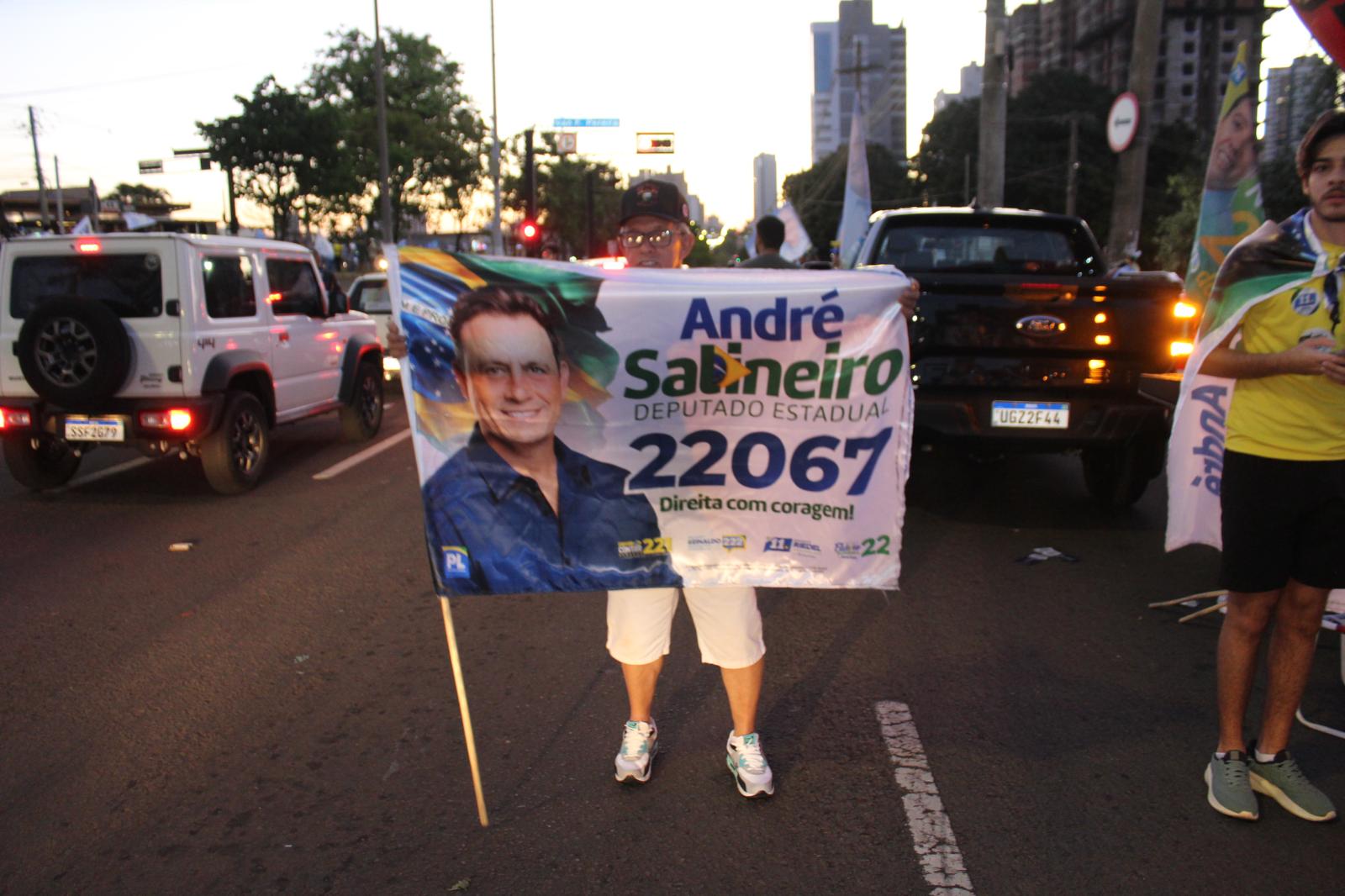 Salineiro inicia adesivaço com grande participação popular nos altos da Afonso Pena nesta tarde de domingo de 2026. Salineiro inicia adesivaço com grande participação popular nos altos da Afonso Pena nesta tarde de domingo de 2026.