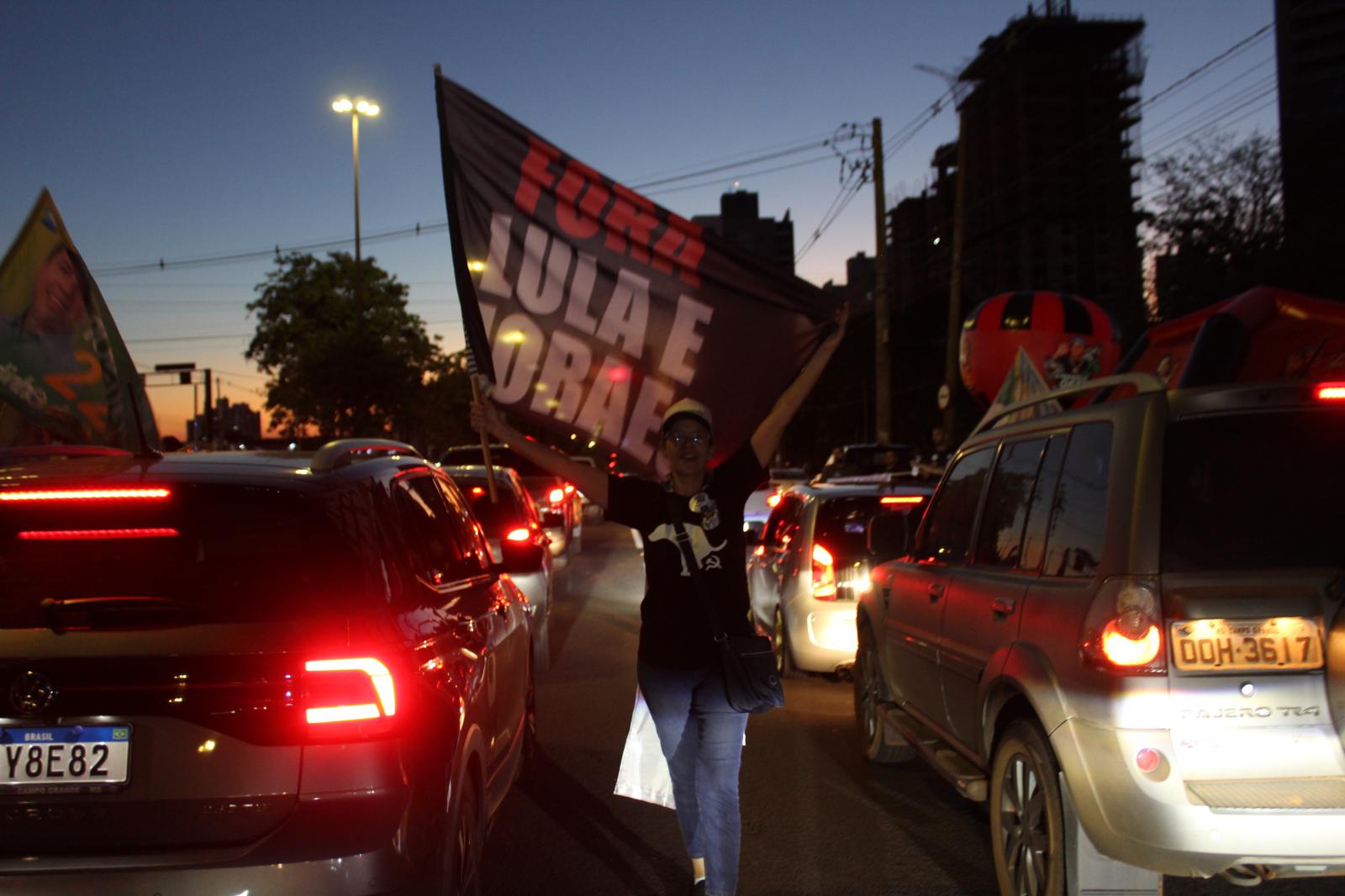 Salineiro inicia adesivaço com grande participação popular nos altos da Afonso Pena nesta tarde de domingo de 2026.