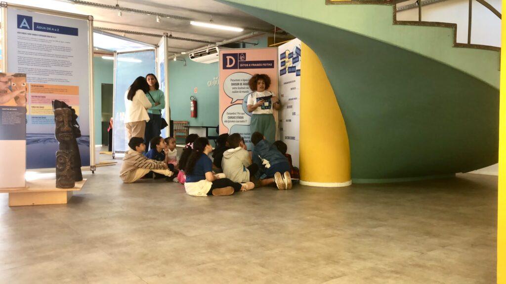 Alunos mergulham no aprendizado em exposição sobre a água. Alunos mergulham no aprendizado em exposição sobre a água.