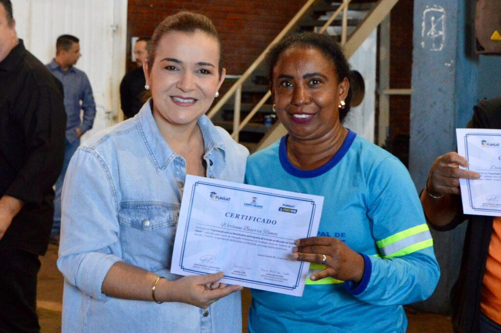 Prefeita Adriane Lopes anuncia aumento no salário de Primts ligados a Sisep. Prefeita Adriane Lopes anuncia aumento no salário de Primts ligados a Sisep.
