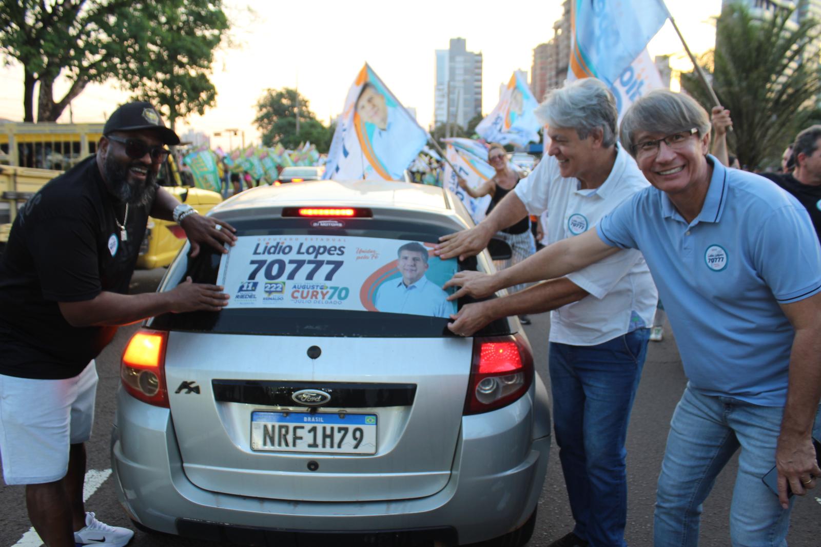 “Lídio Lopes celebra adesivagem na Afonso Pena e destaca apoio popular rumo ao quinto mandato”.