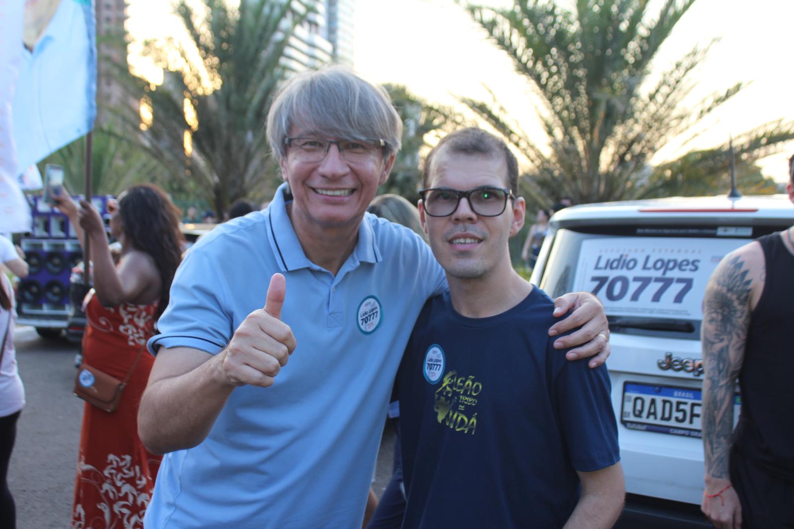 “Lídio Lopes celebra adesivagem na Afonso Pena e destaca apoio popular rumo ao quinto mandato”.