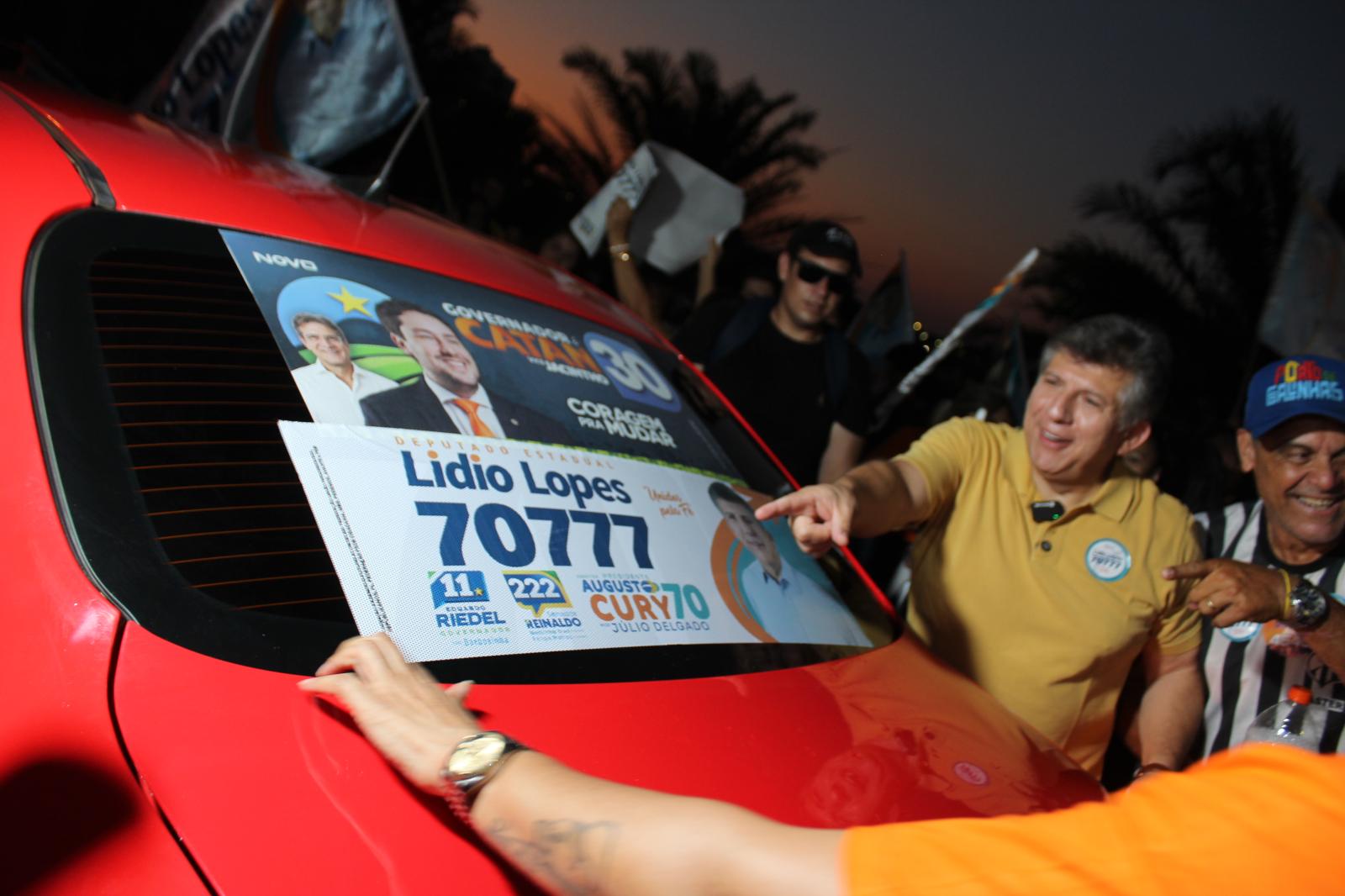 “Lídio Lopes celebra adesivagem na Afonso Pena e destaca apoio popular rumo ao quinto mandato”.
