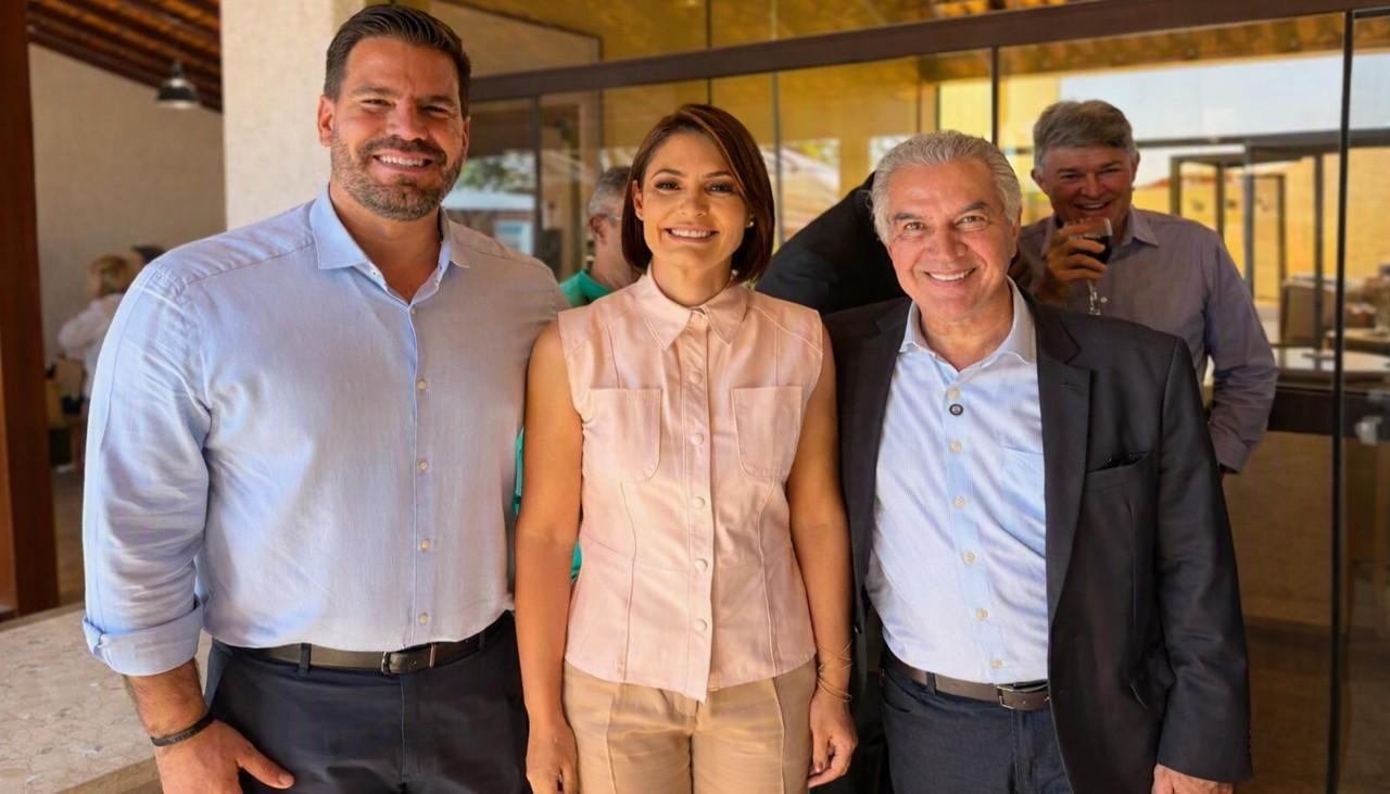 Ex-governador Reinaldo Azambuja participa de produção televisiva de Flávio Bolsonaro em Brasília.