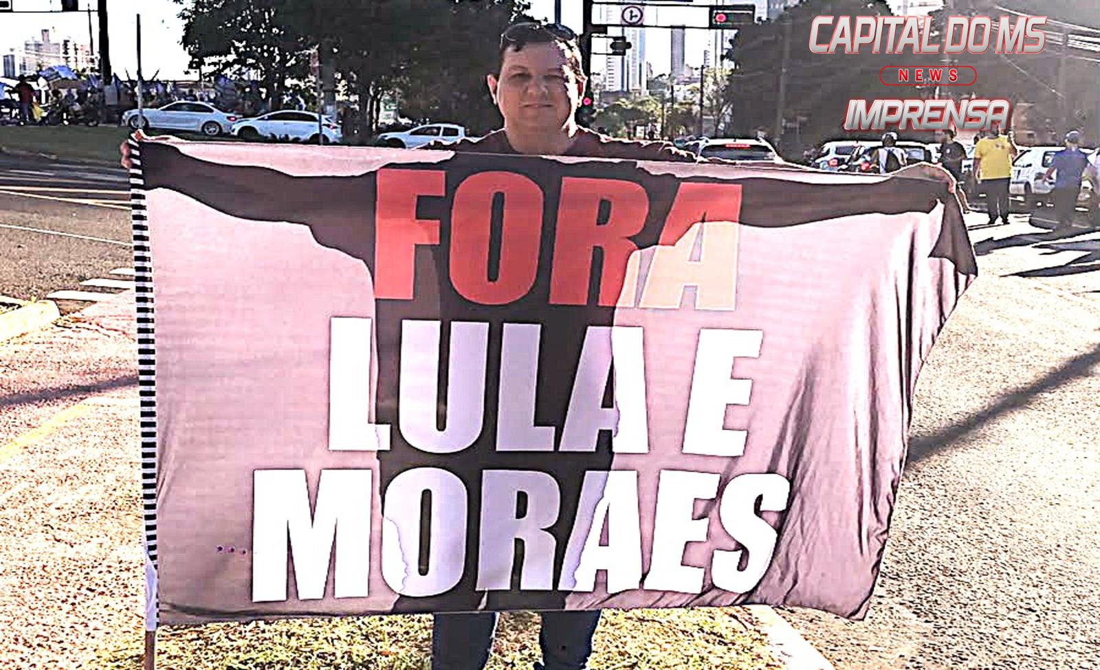 “Indignação em Ação: Jocemar Gutierres Levanta a Faixa Contra Lula e Moraes”.