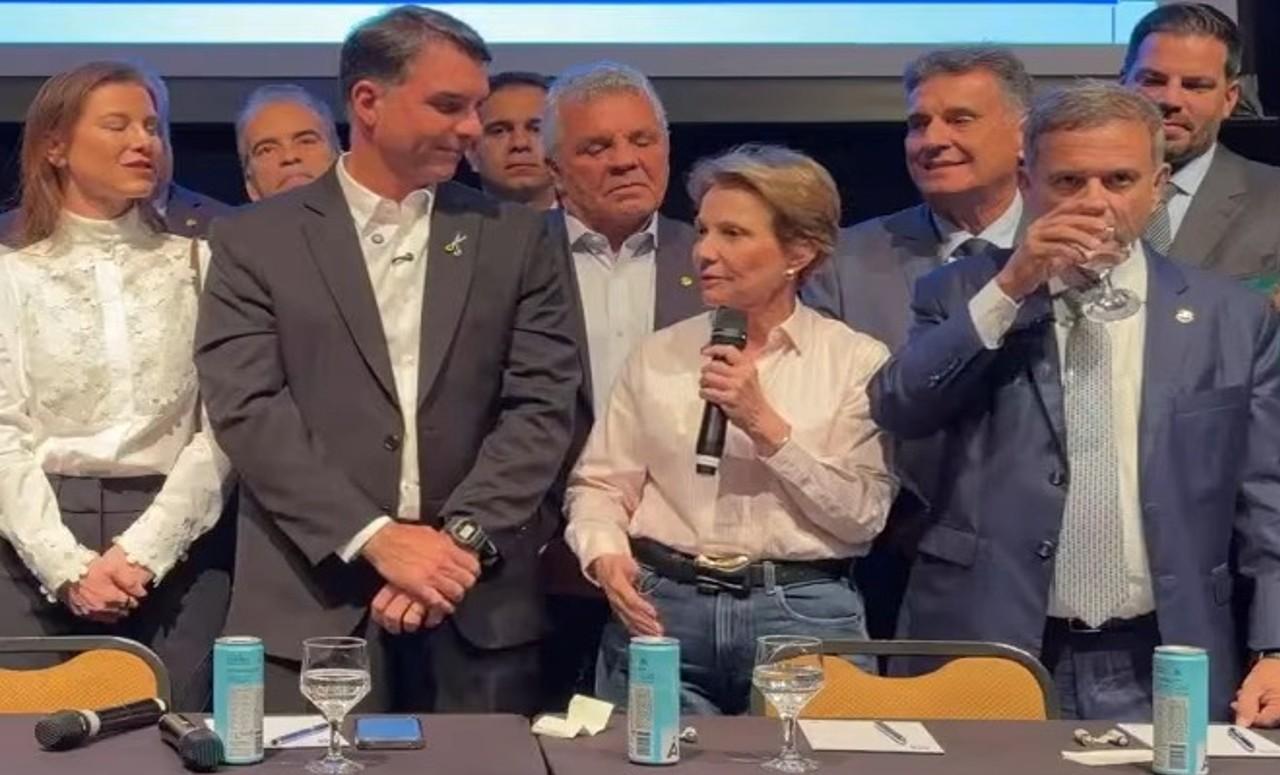 A Senadora Tereza Cristina afirma ao lado de Flávio Bolsonaro que rejeitou ser vice por motivos partidários.