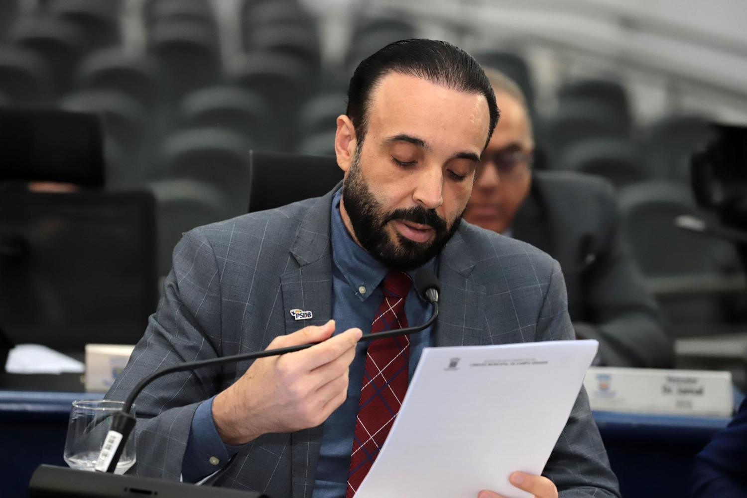 Agosto Lilás: lei do vereador Professor Juari reforça proteção a servidoras vítimas de violência.