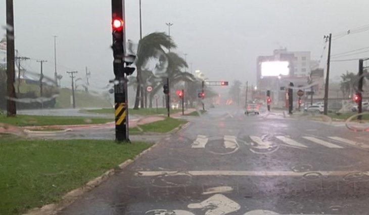 Alerta amarelo prevê tempestade em Campo Grande.