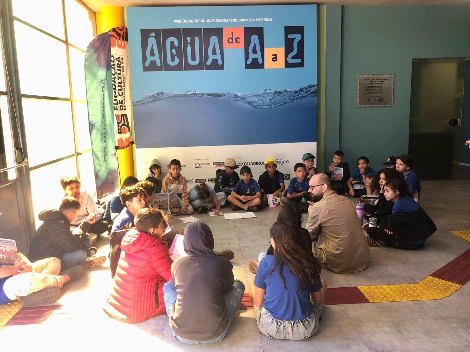 Alunos mergulham no aprendizado em exposição sobre a água.