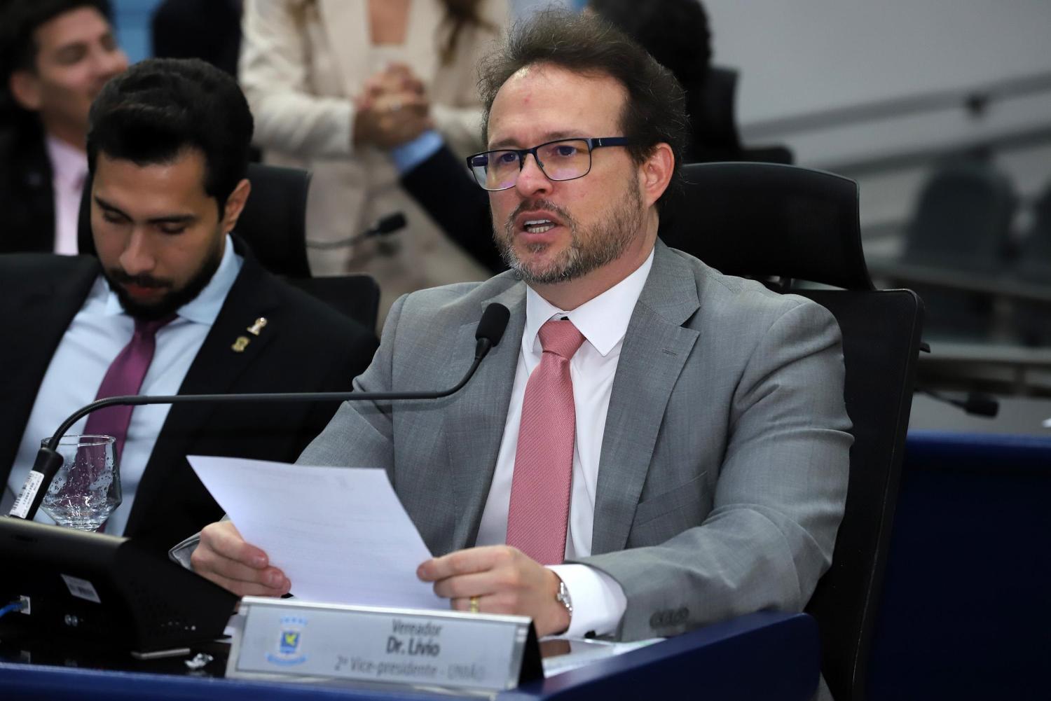 Câmara aprova projeto sobre tratamento de dependentes químicos e emenda de Dr. Lívio reforça caráter de saúde pública.