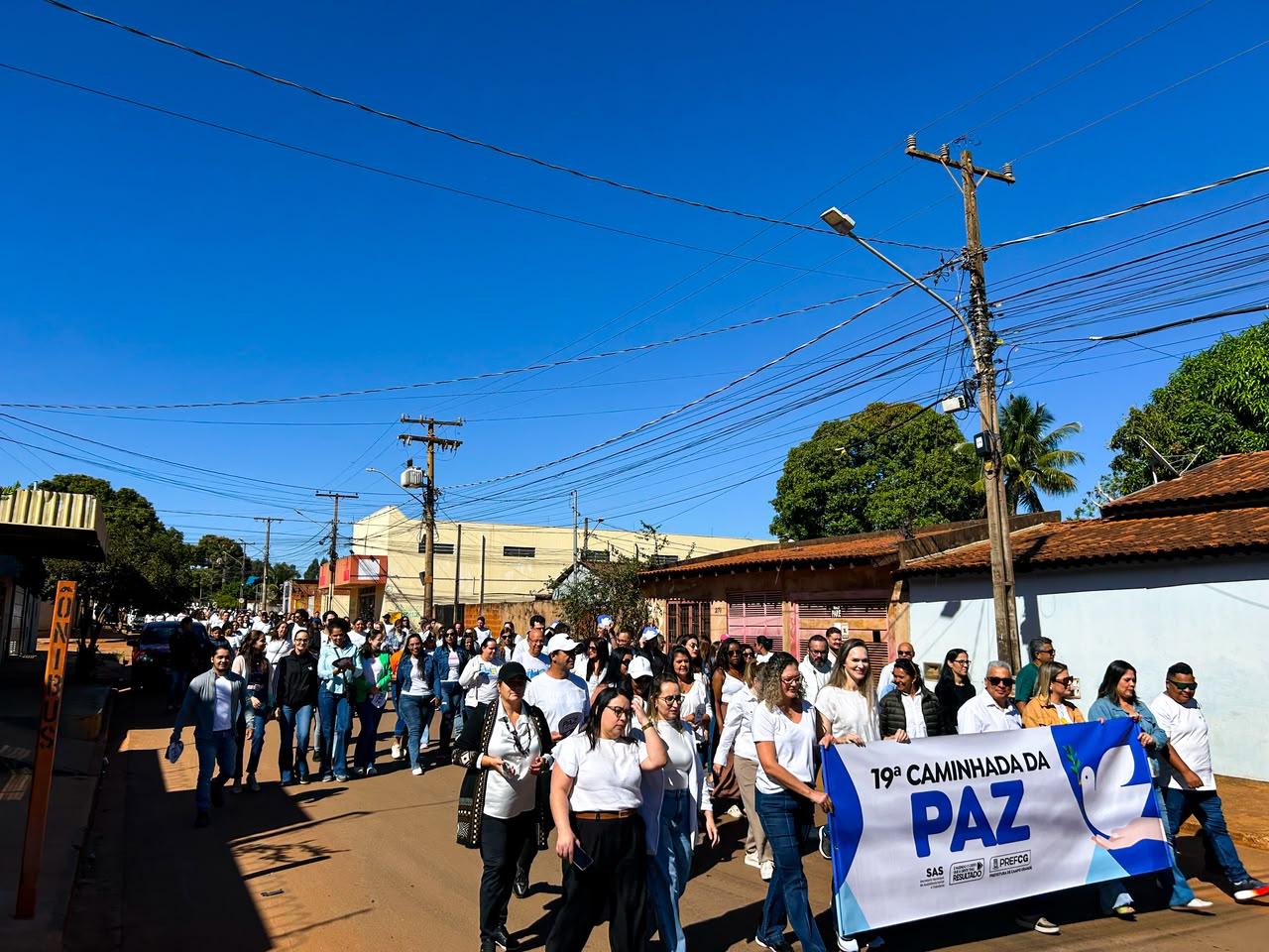 Caminhada da Paz reúne quase duas mil pessoas em Campo Grande.