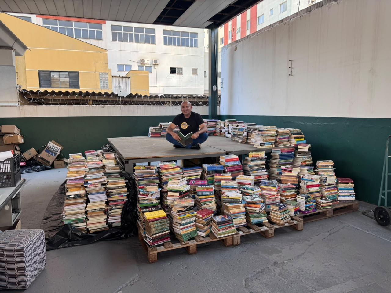 De livros esquecidos a novos leitores: Drive Thru arrecada 16.749 exemplares em Campo Grande.