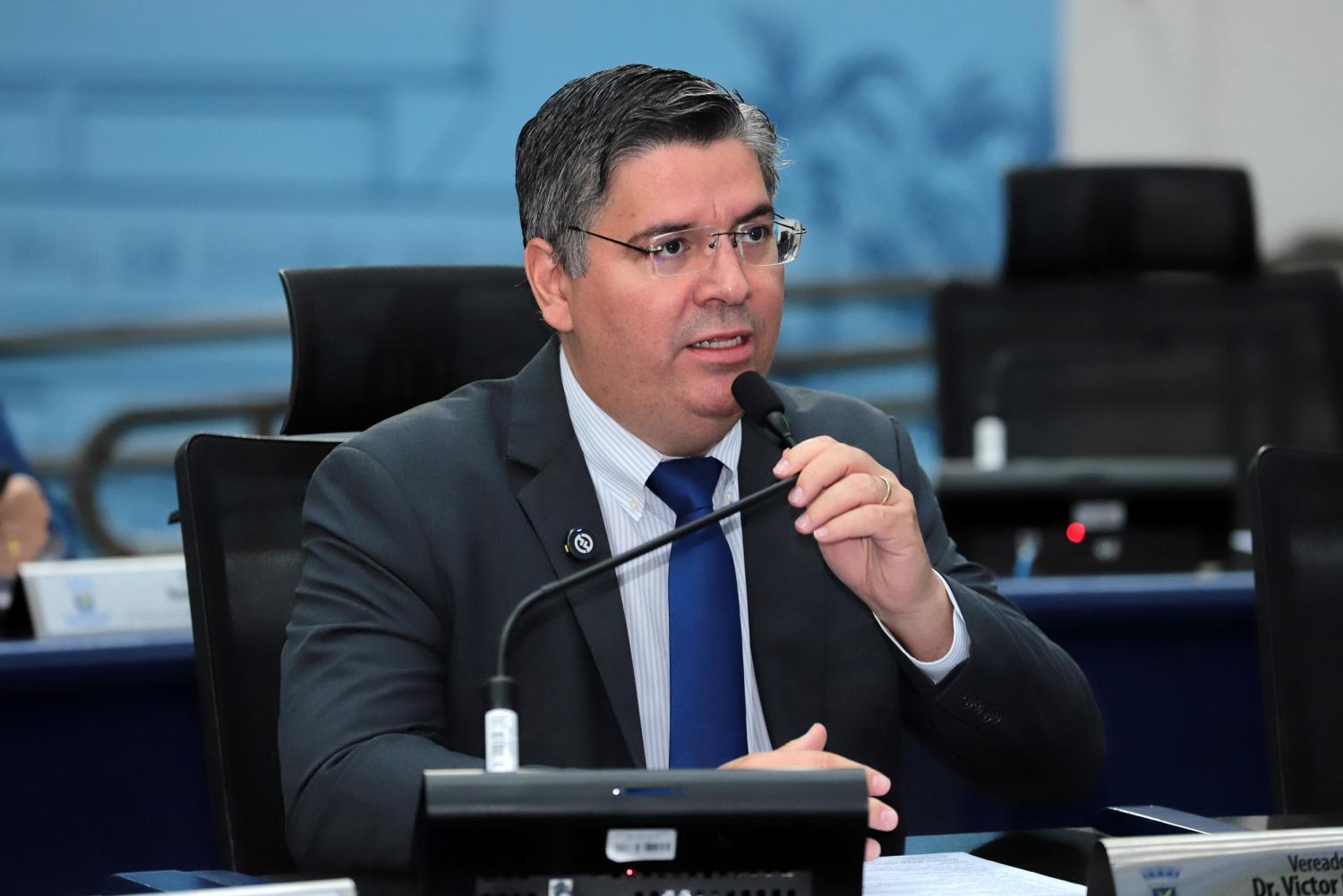 Dr. Victor apresenta indicações para ampliar atendimento no Caiçara e melhorar segurança em frente à Sesau.