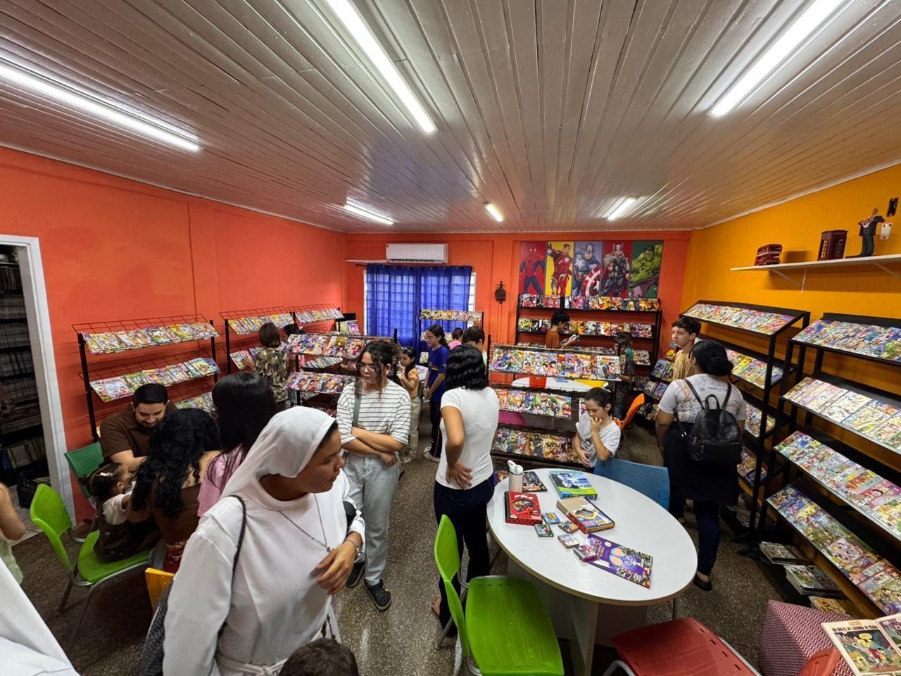Drive-thru recebe doações de livros no Centro de Campo Grande entre quinta e domingo.