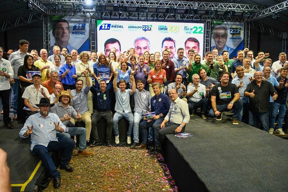 Eduardo Riedel e Reinaldo Azambuja reforçam liderança ao reunir 77 prefeitos em Campo Grande.